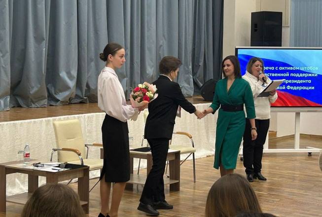 Губернатор ХМАО-Югры Н.В.Комарова вручила региональные награды.
